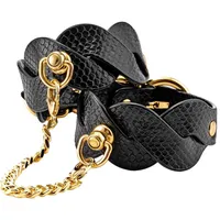 Kajdanki na nogi ze złotymi okuciami